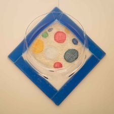 Textiele cirkel in glazen vierkant